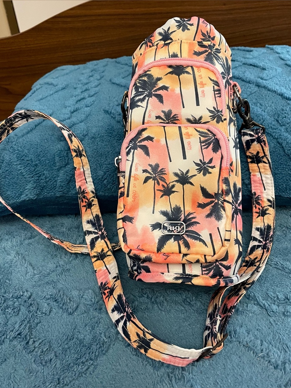 Lug Huggie SE wide insulated crossbody water bottle holder bag